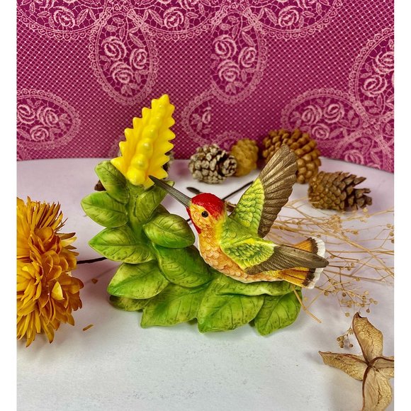 Allen's Bronson Collection, Hummingbird with Aphelandra Flower, looks so natural - Picture 14 of 16